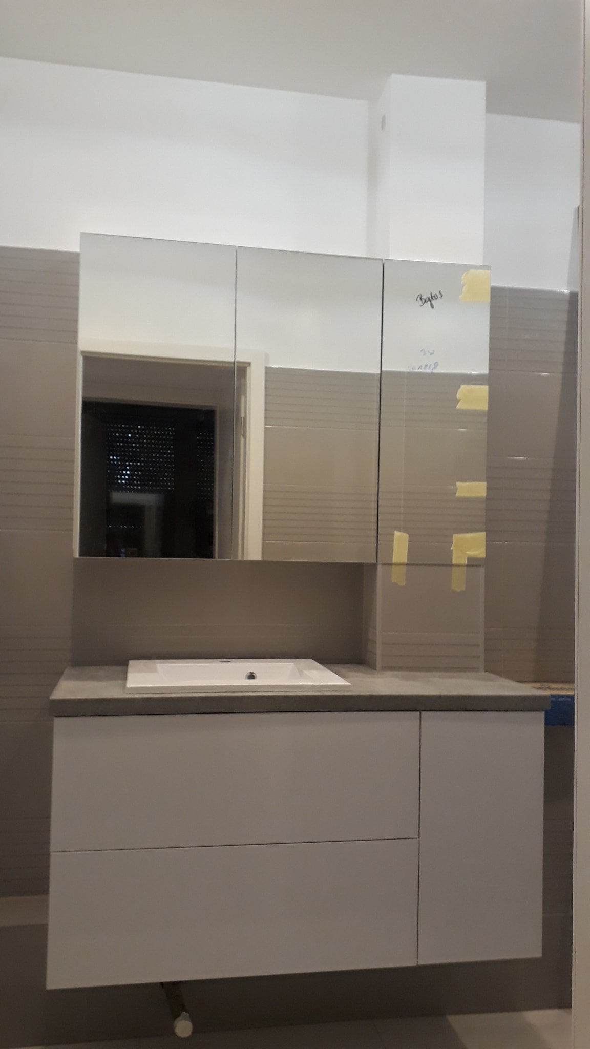 Magasfényű fehér fürdő