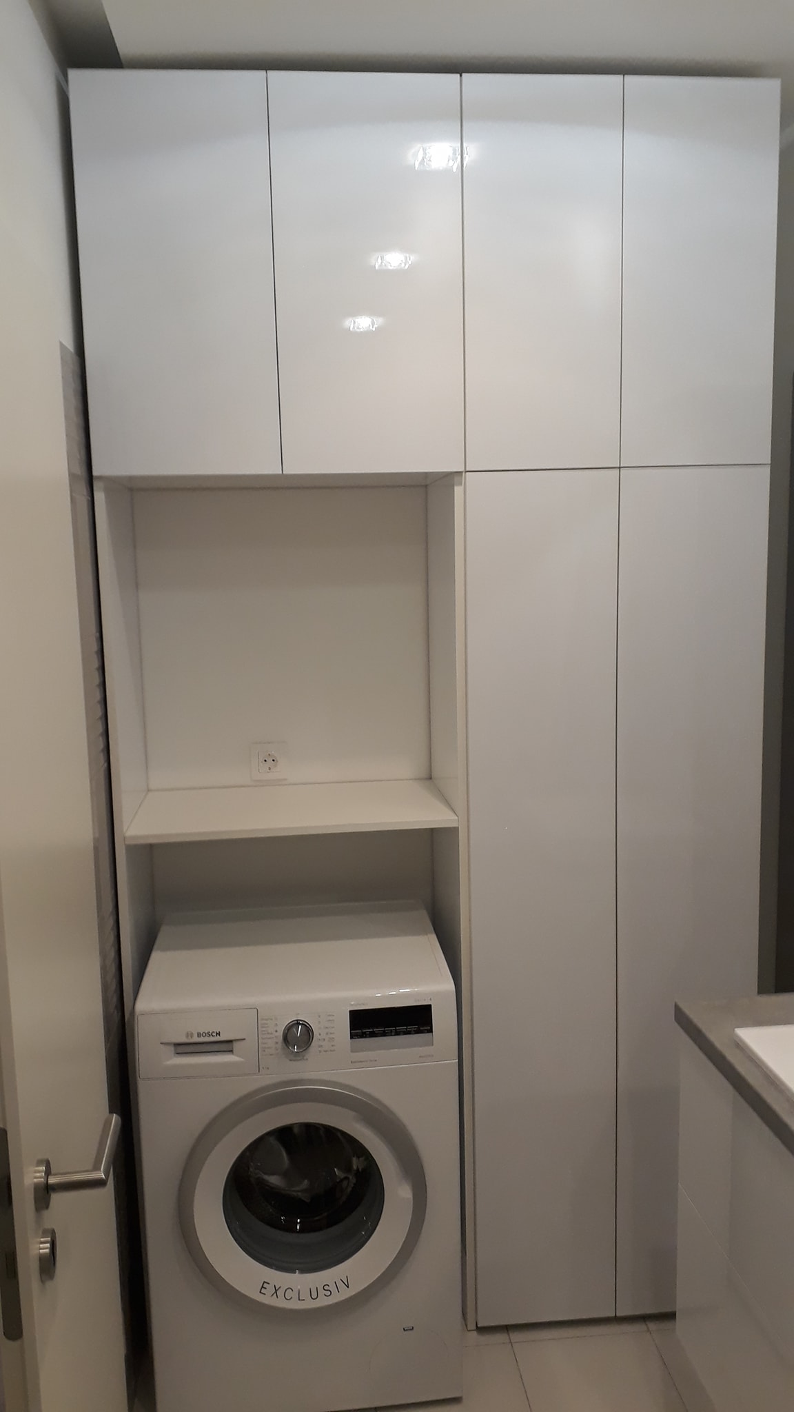 Magasfényű fehér fürdő