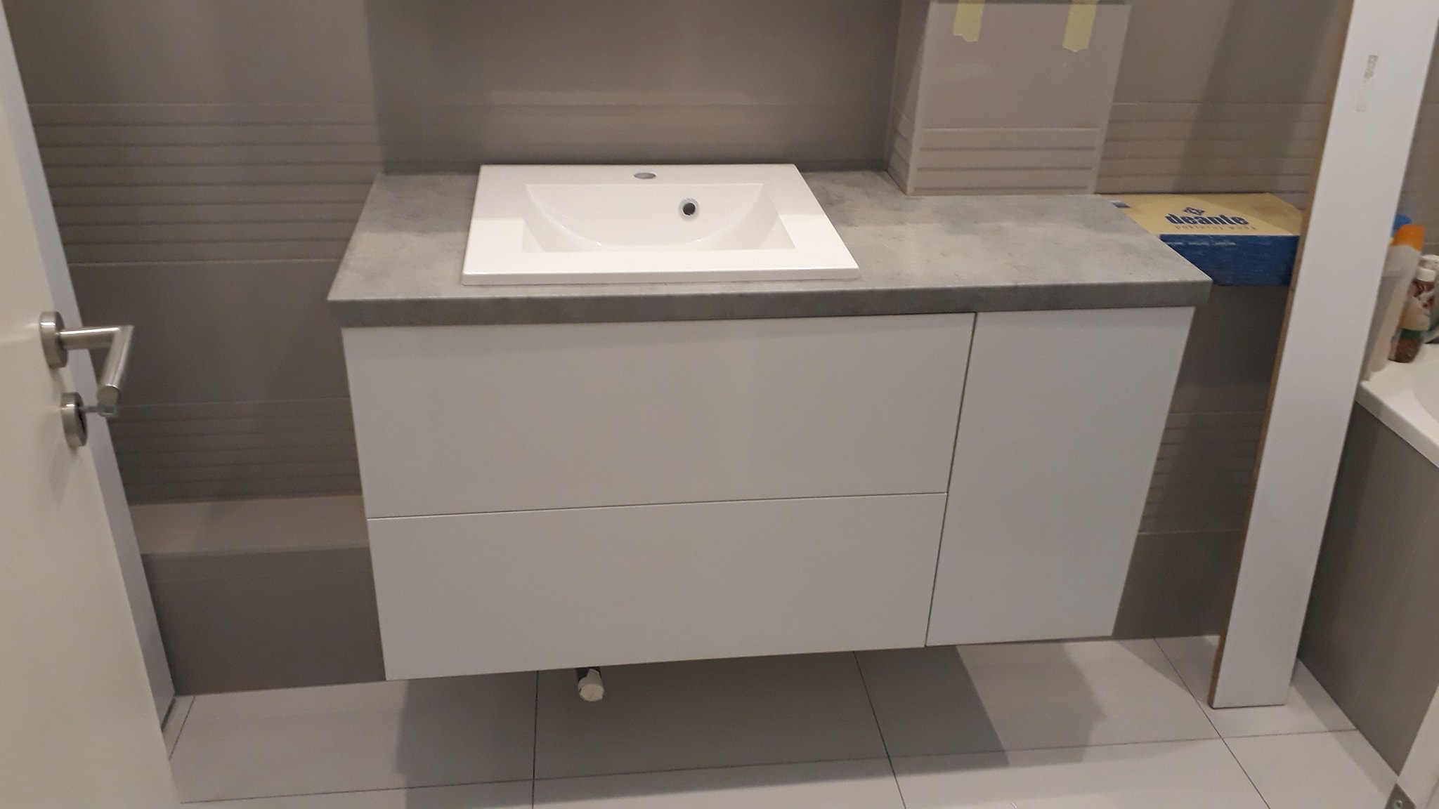 Magasfényű fehér fürdő