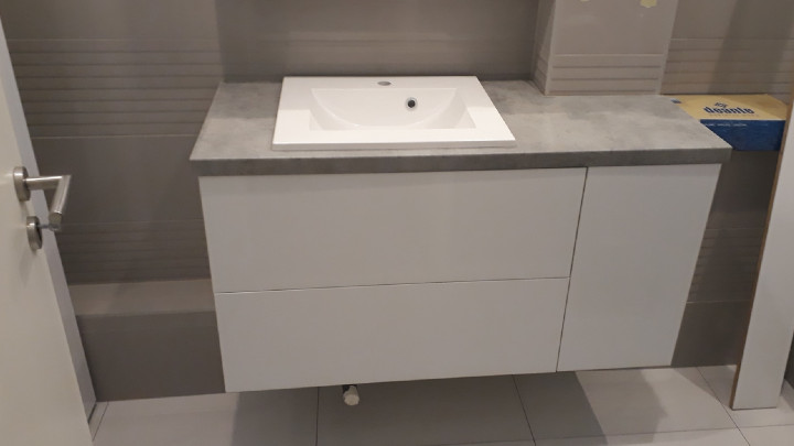 Magasfényű fehér fürdő