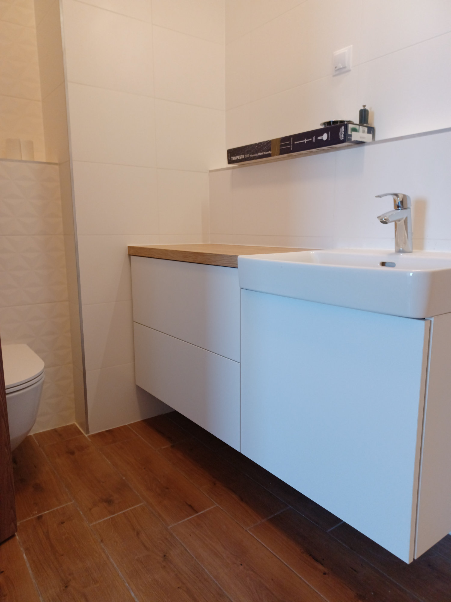 Matt fehér fürdőszoba