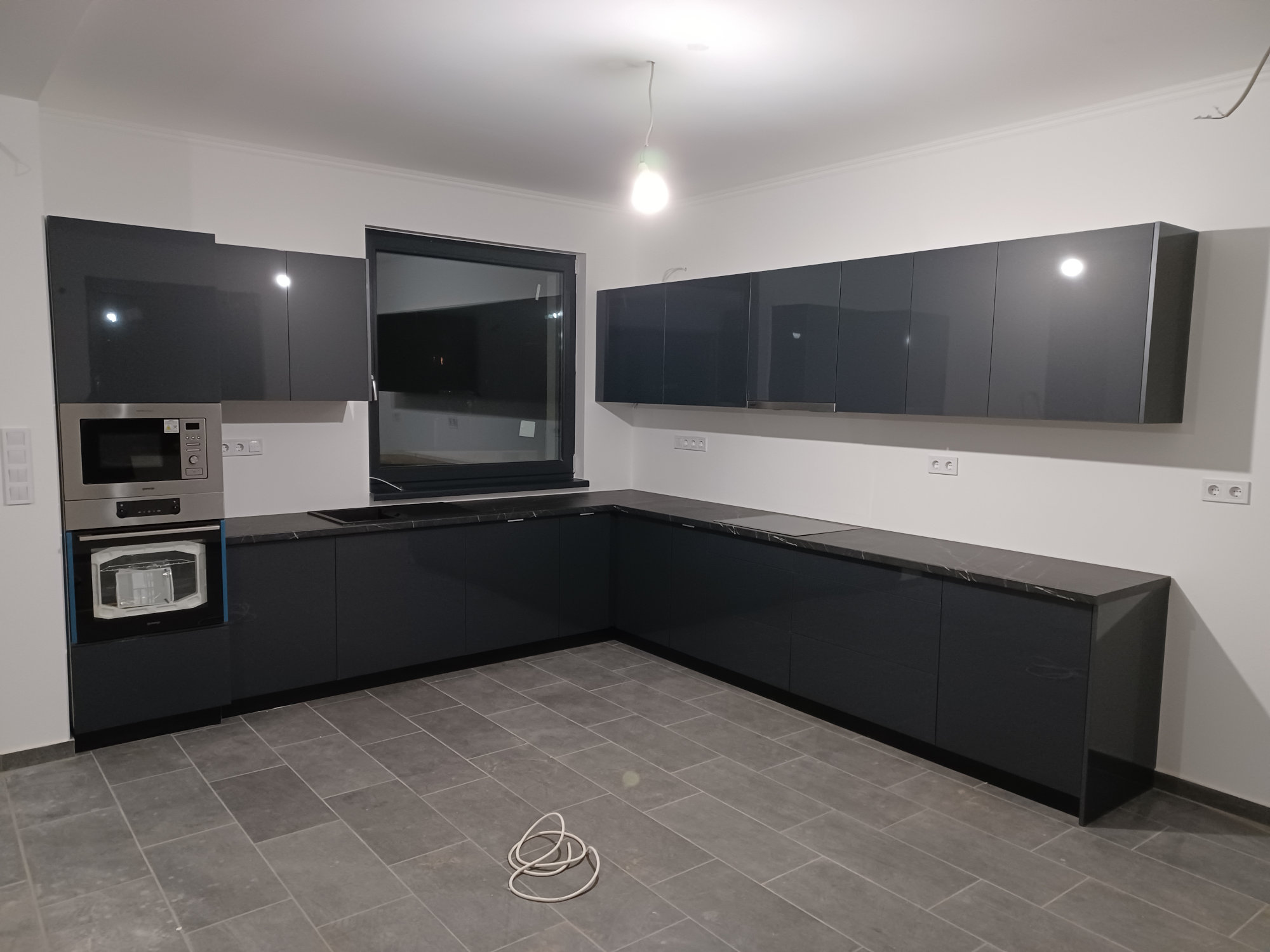 Antracit szürke minimál