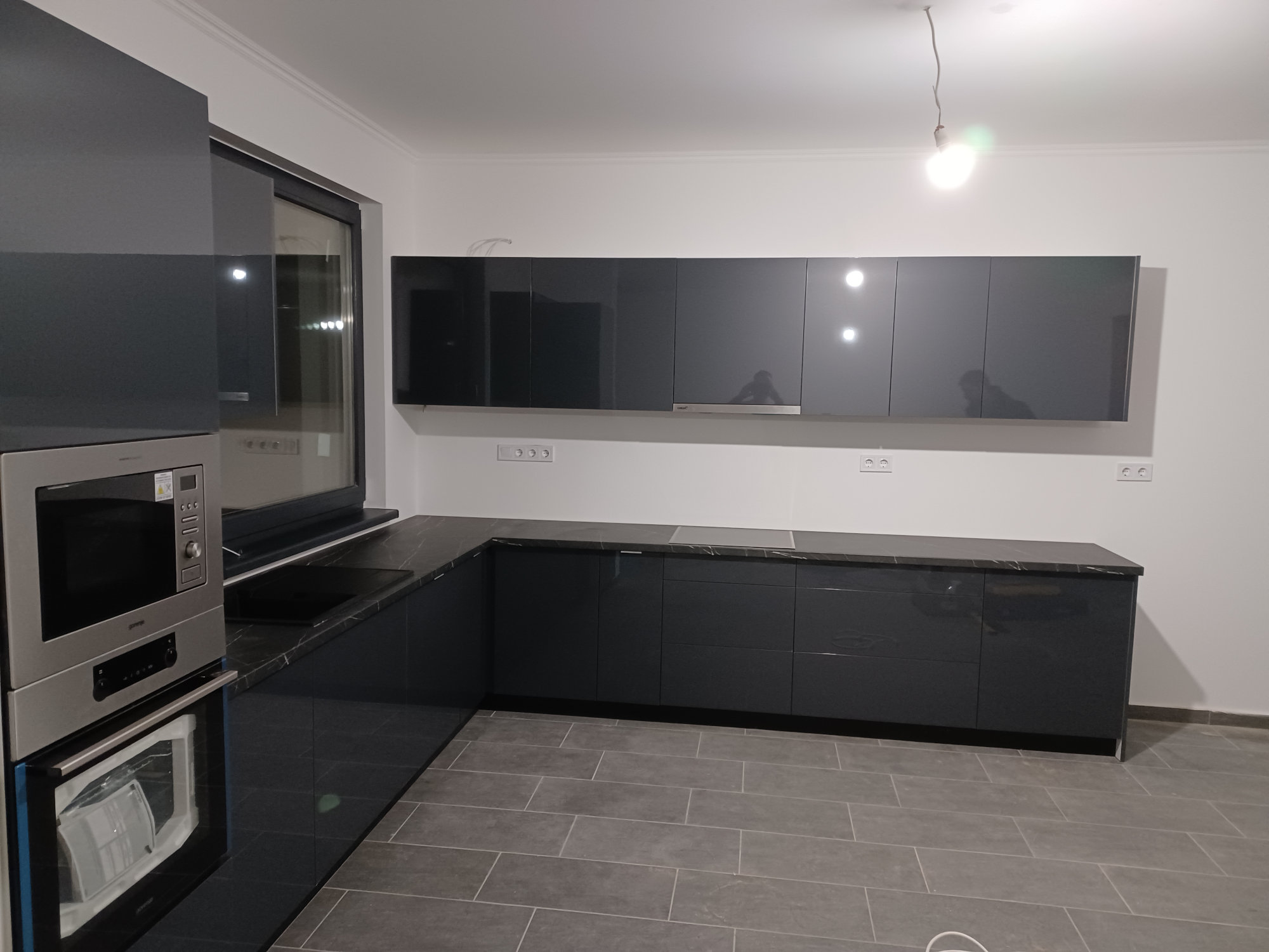 Antracit szürke minimál