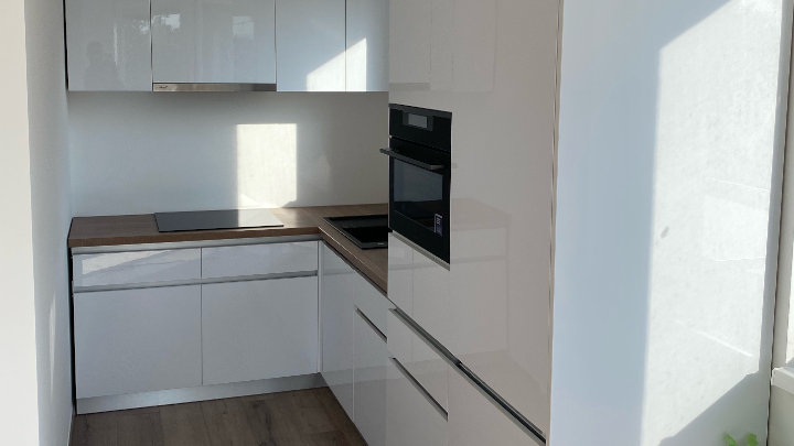 Magasfényű fehér golával