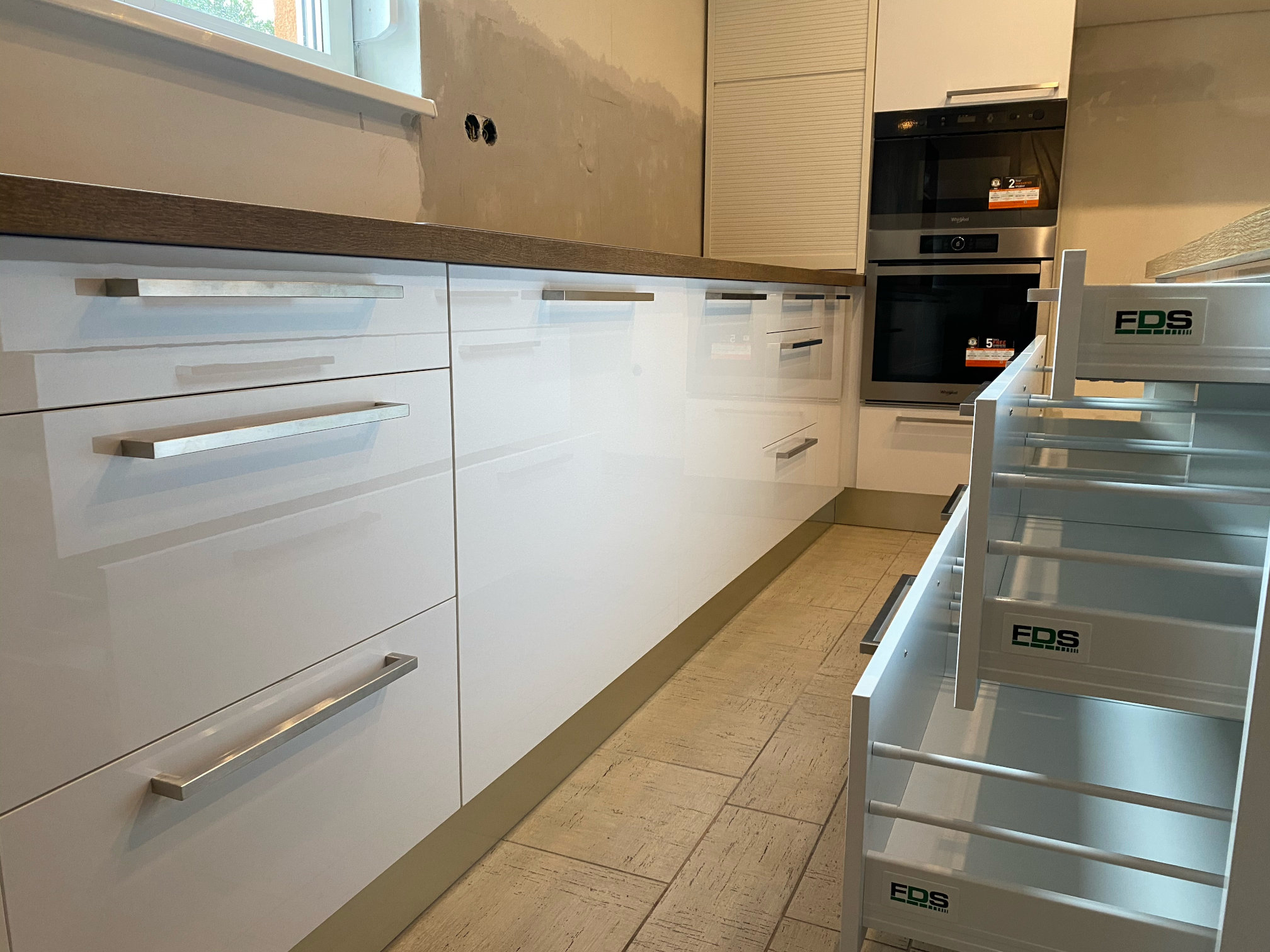 Magasfényű fehér, konyakbarna tölgy