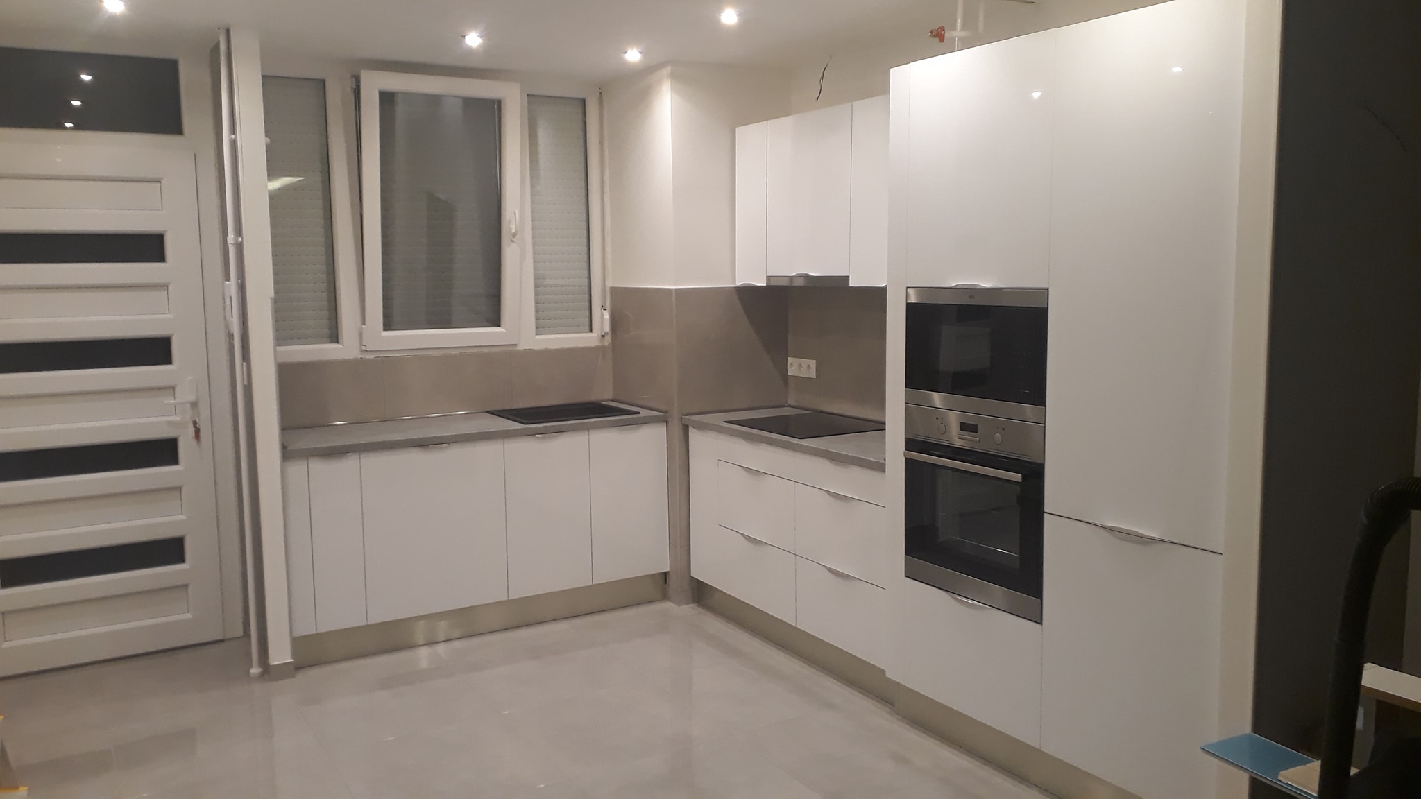 Magasfényű fehér konyha