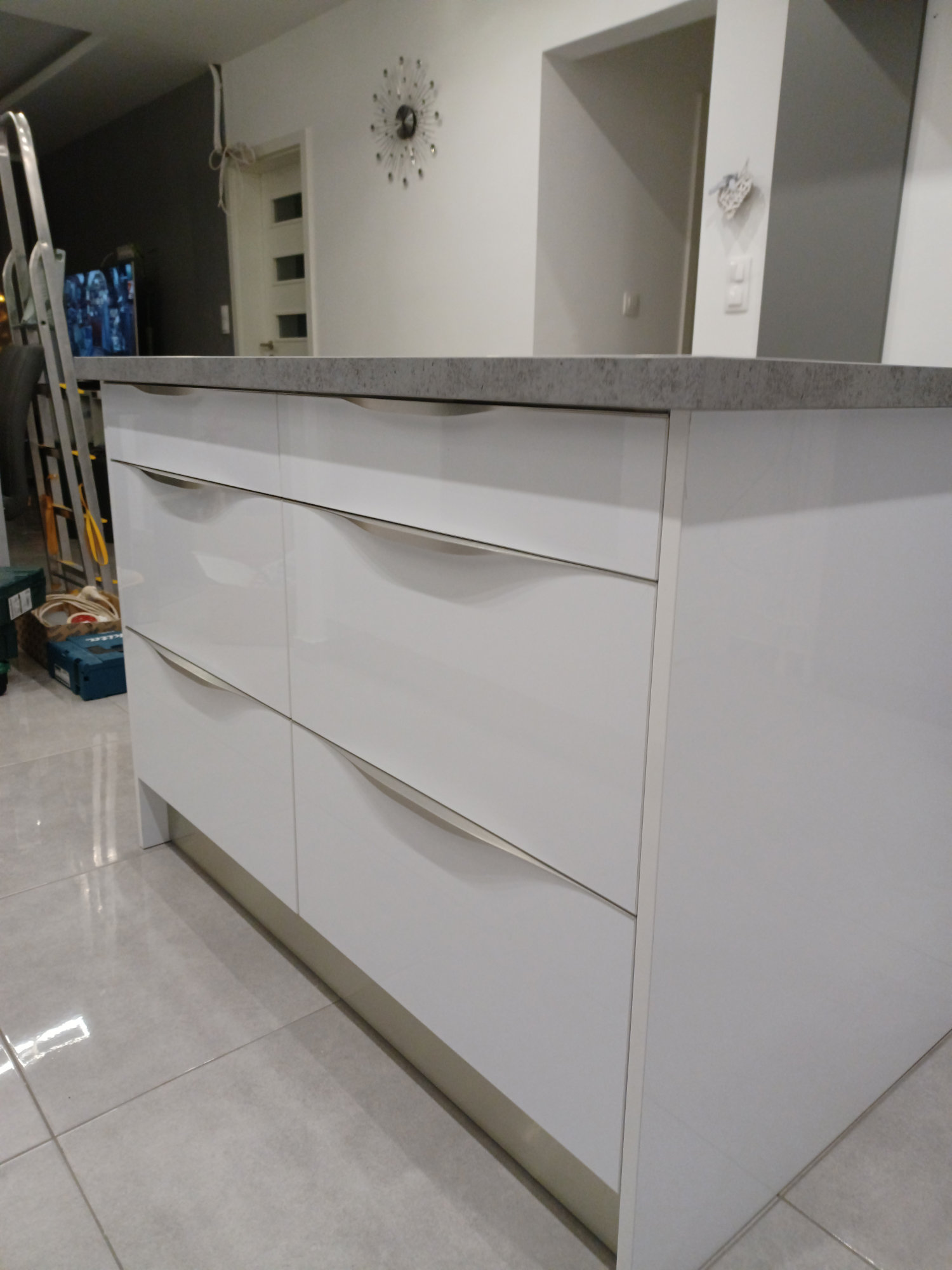 Magasfényű fehér konyha