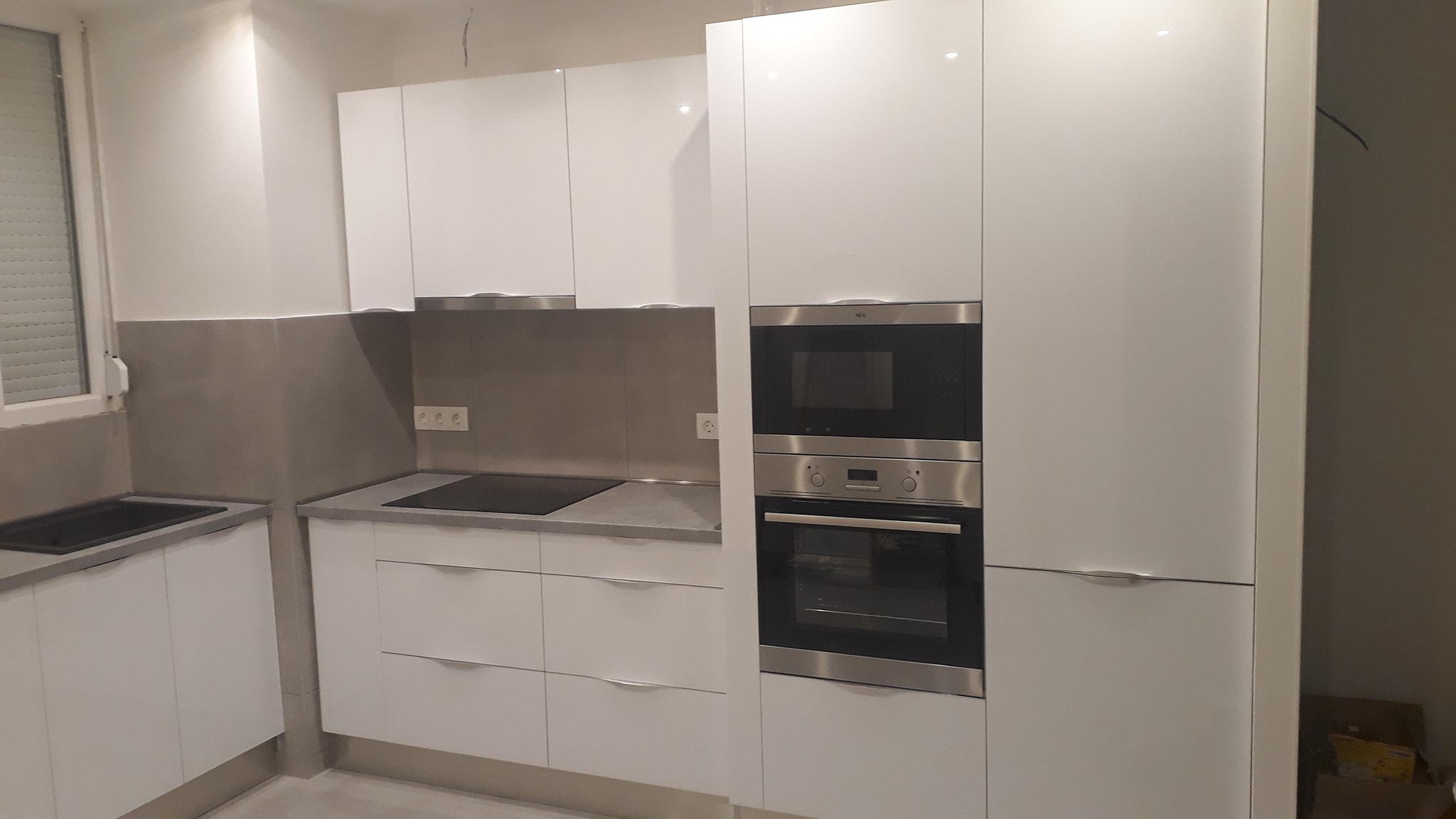 Magasfényű fehér konyha