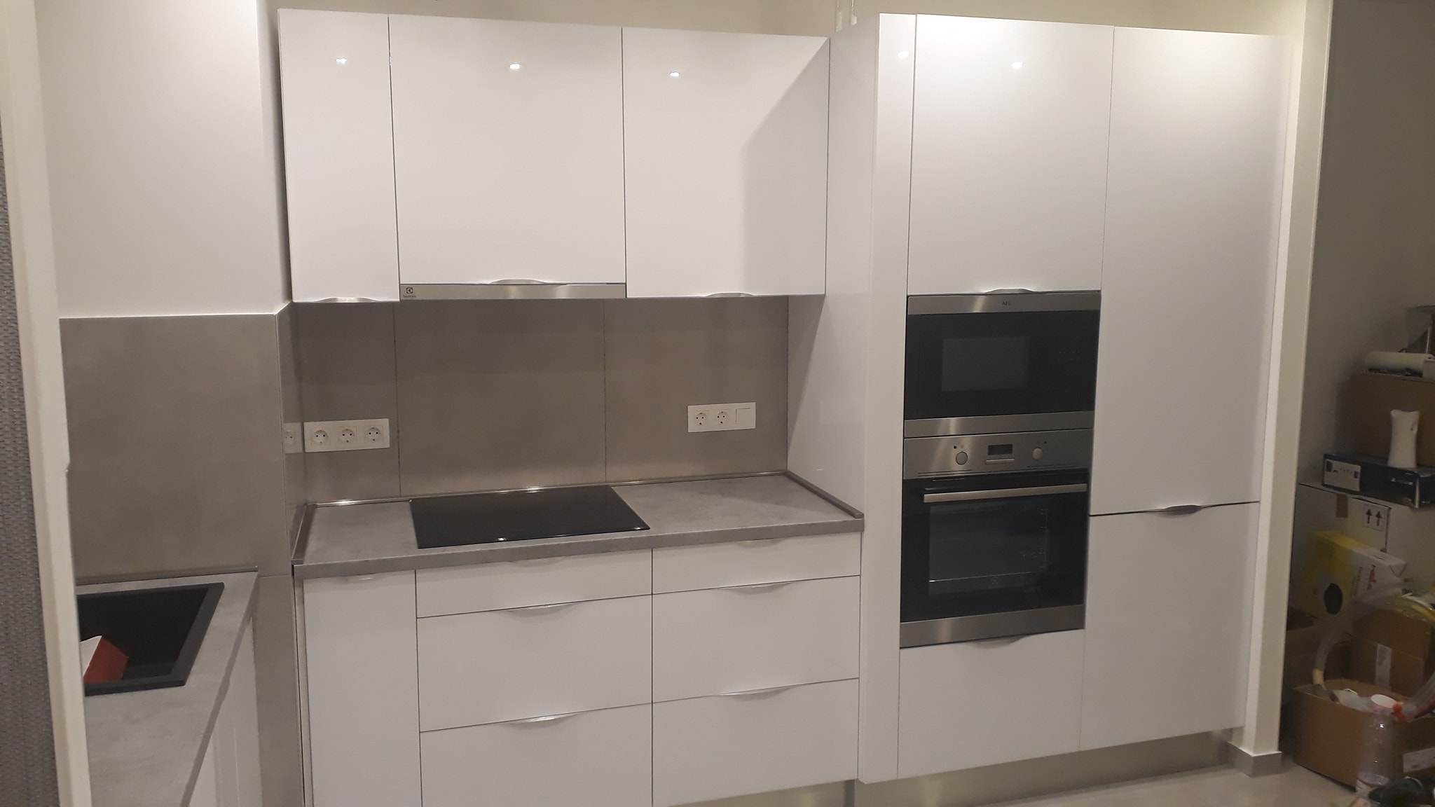 Magasfényű fehér konyha