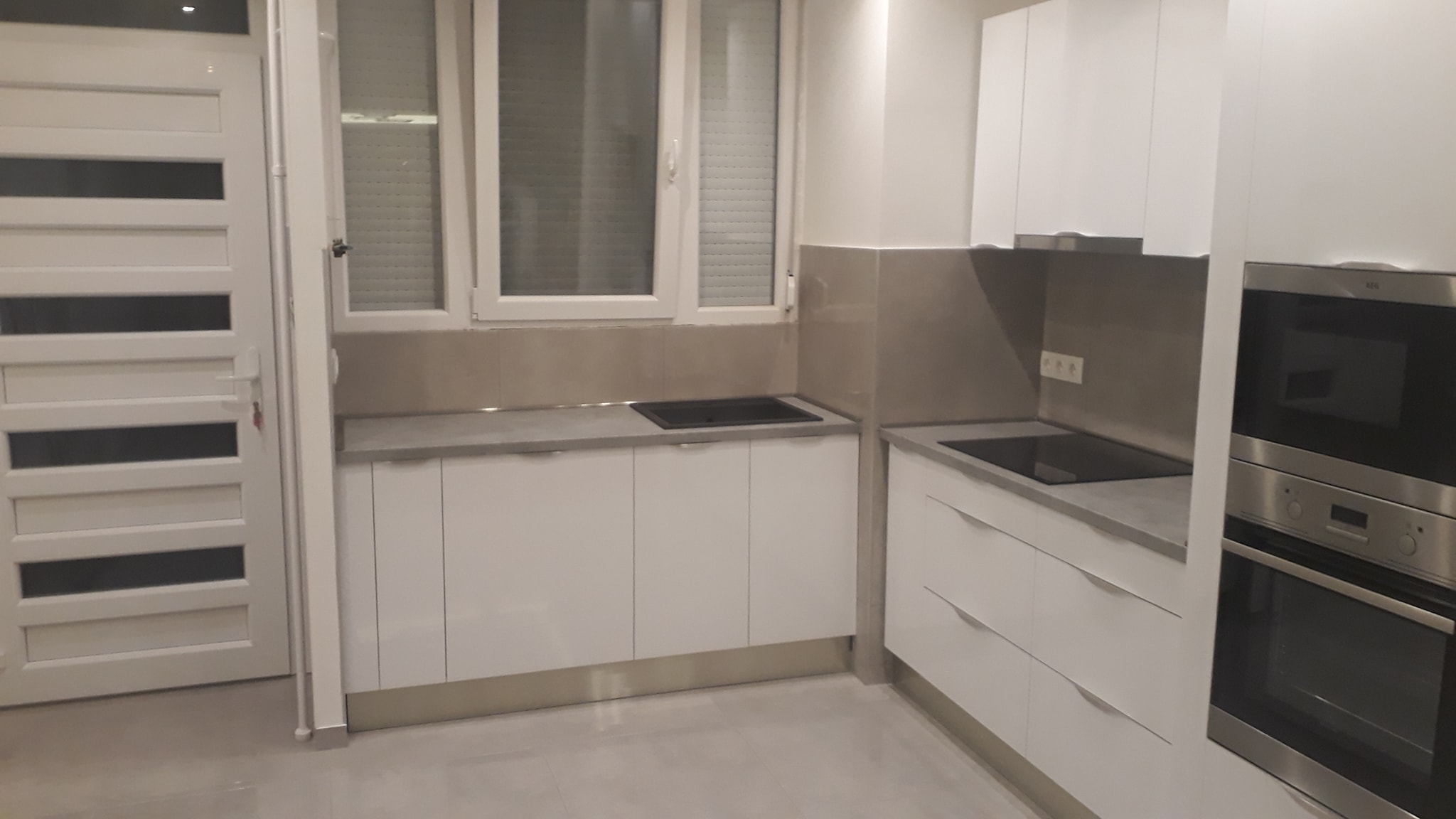 Magasfényű fehér konyha