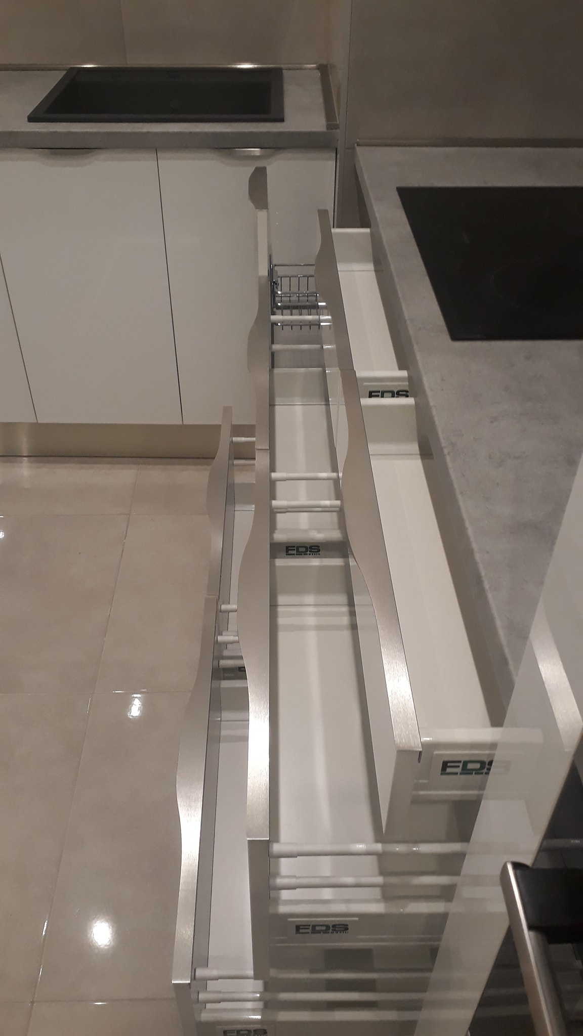 Magasfényű fehér konyha