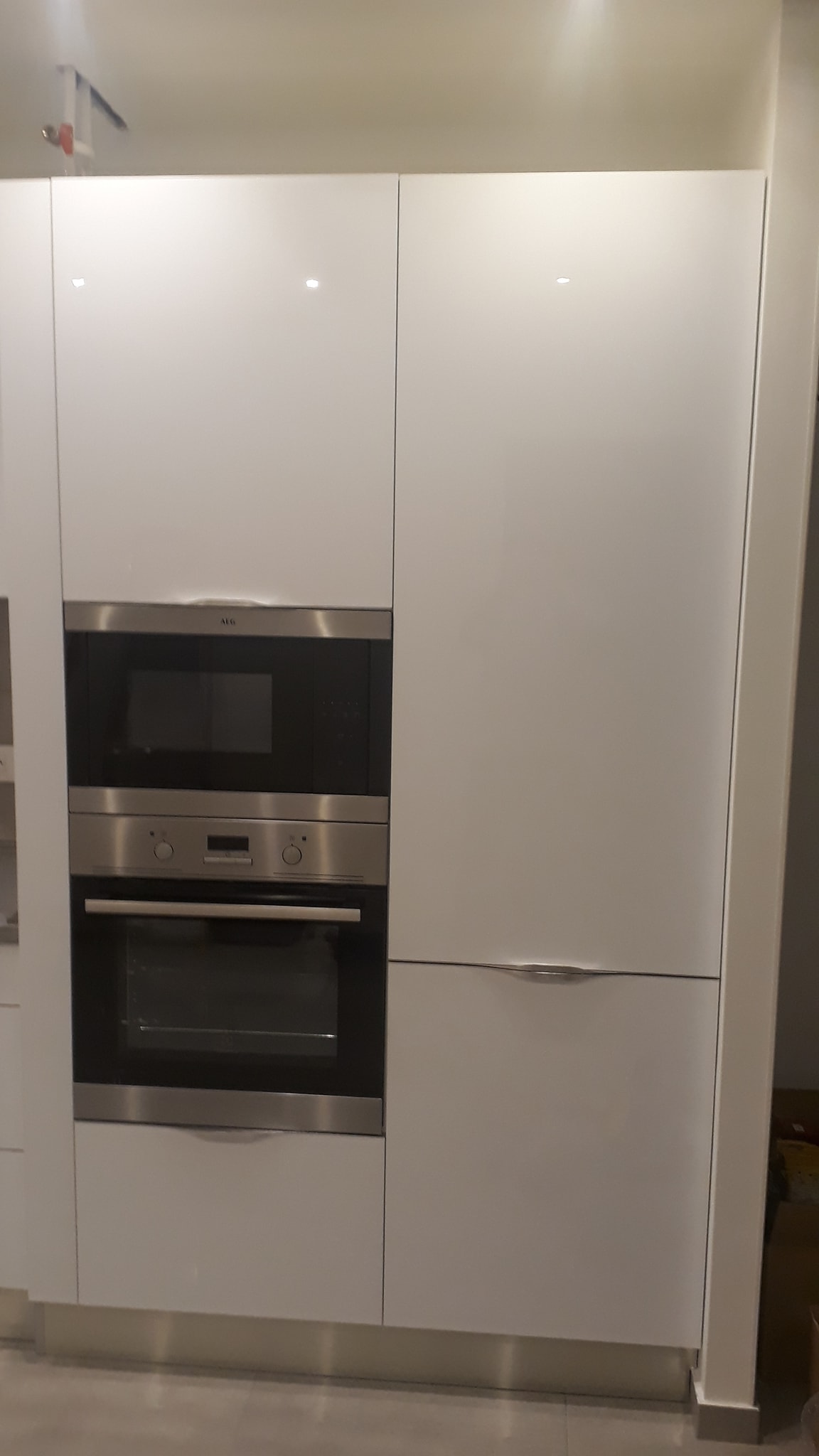 Magasfényű fehér konyha