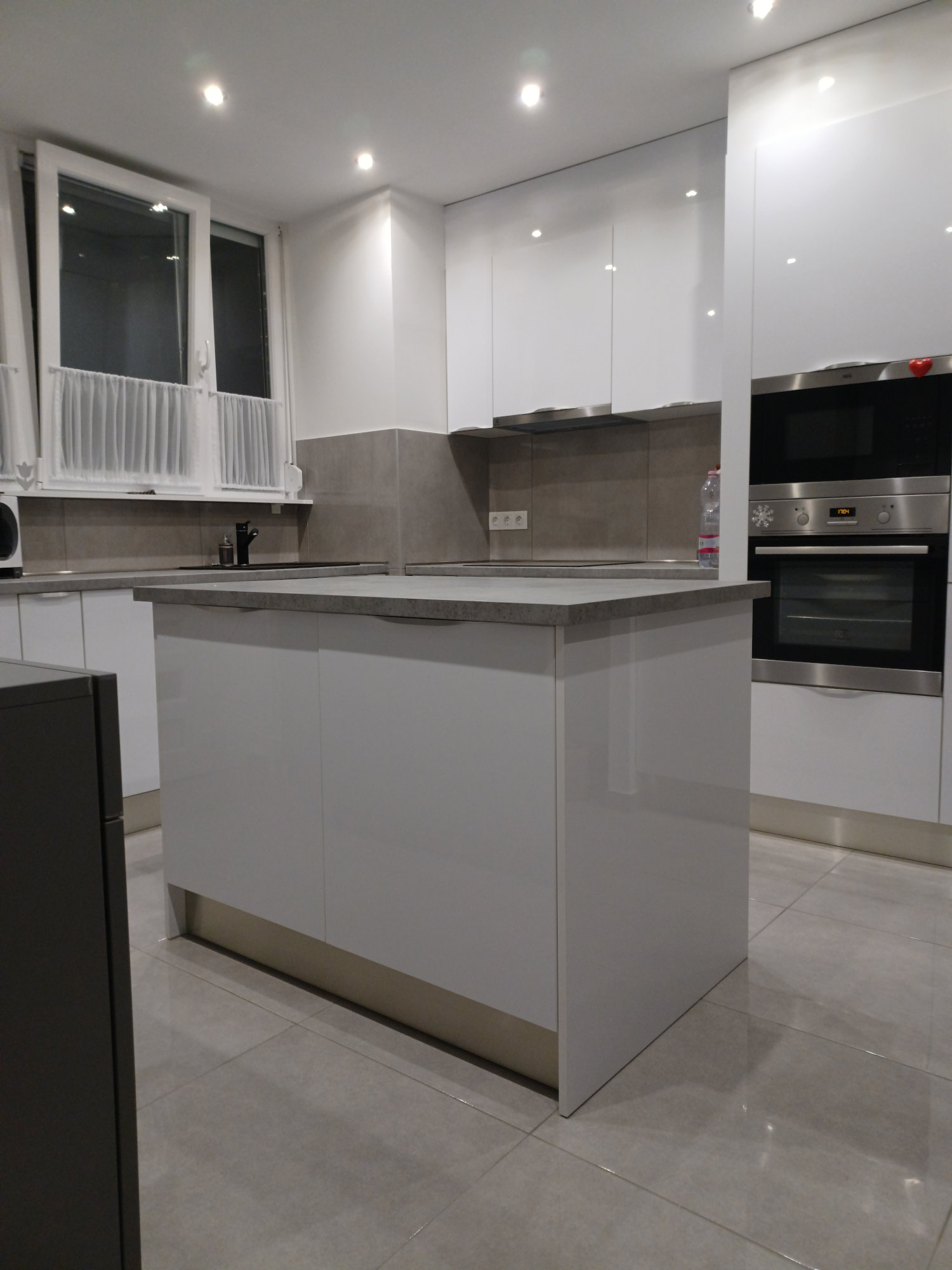 Magasfényű fehér konyha