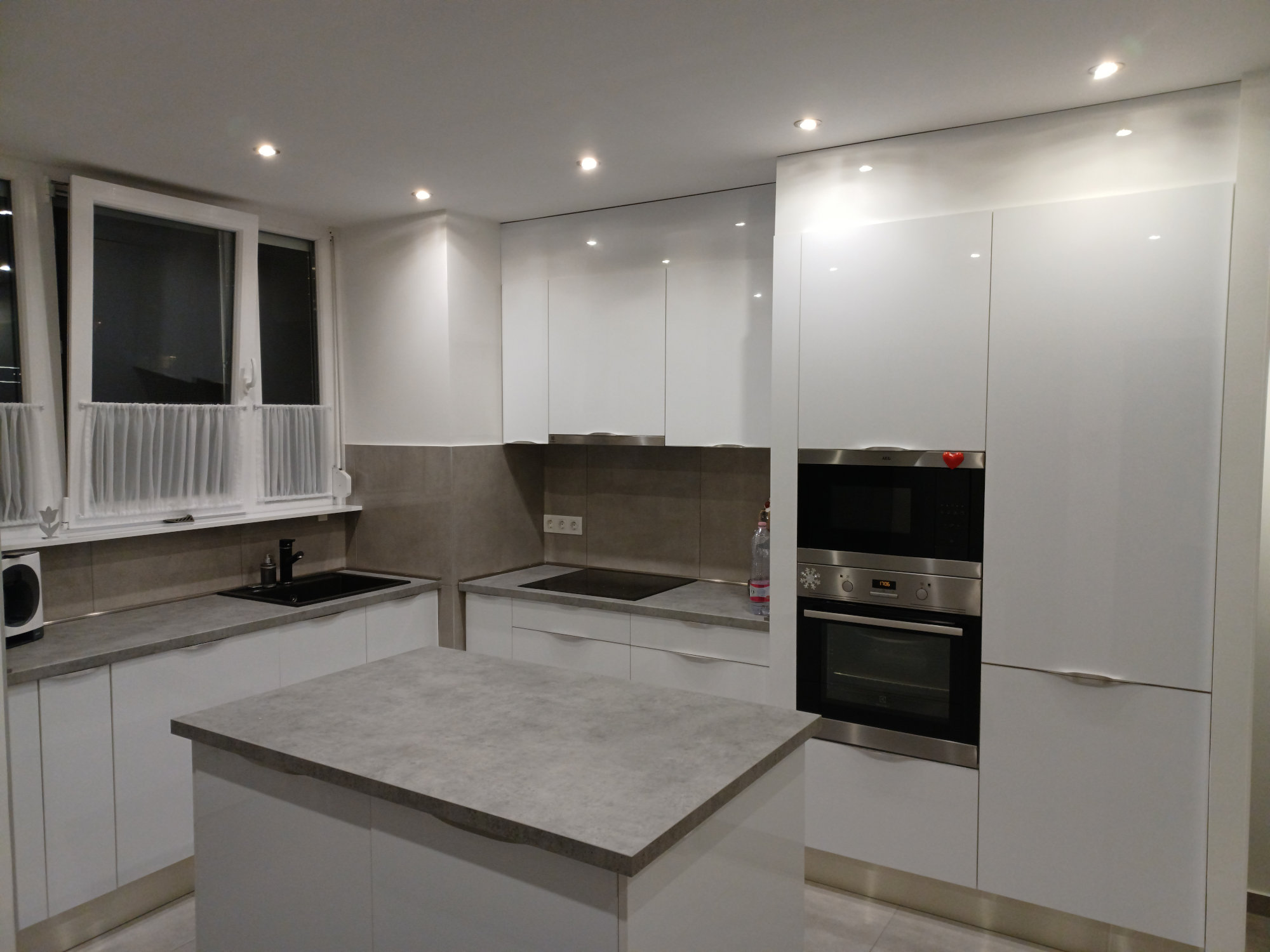 Magasfényű fehér konyha