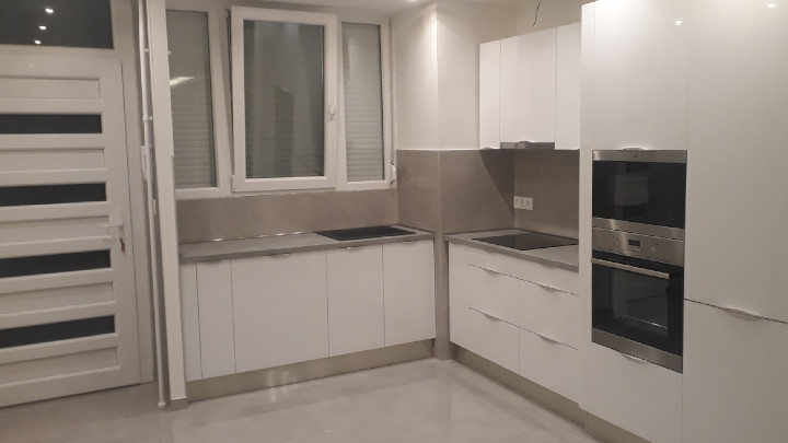 Magasfényű fehér konyha