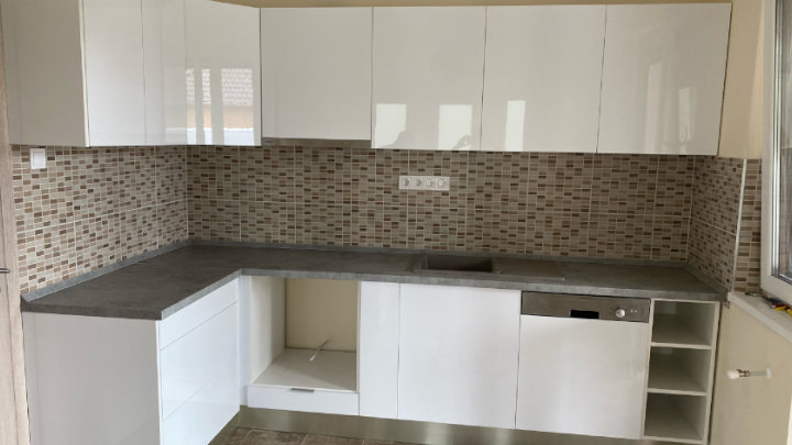 Magasfényű fehér minimál